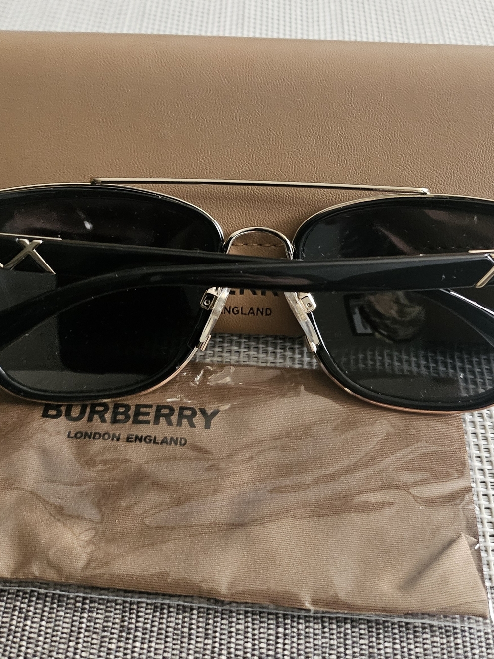 Burberry B4240 Black Aviator Sunglasses with Brown Case and Cleaning Pouch - Picture 2 of 4